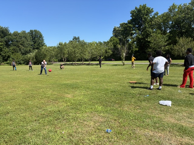 Los alumnos y el personal juegan juntos al kickball durante una excursión del programa ESY de la High Road School de Nashville.