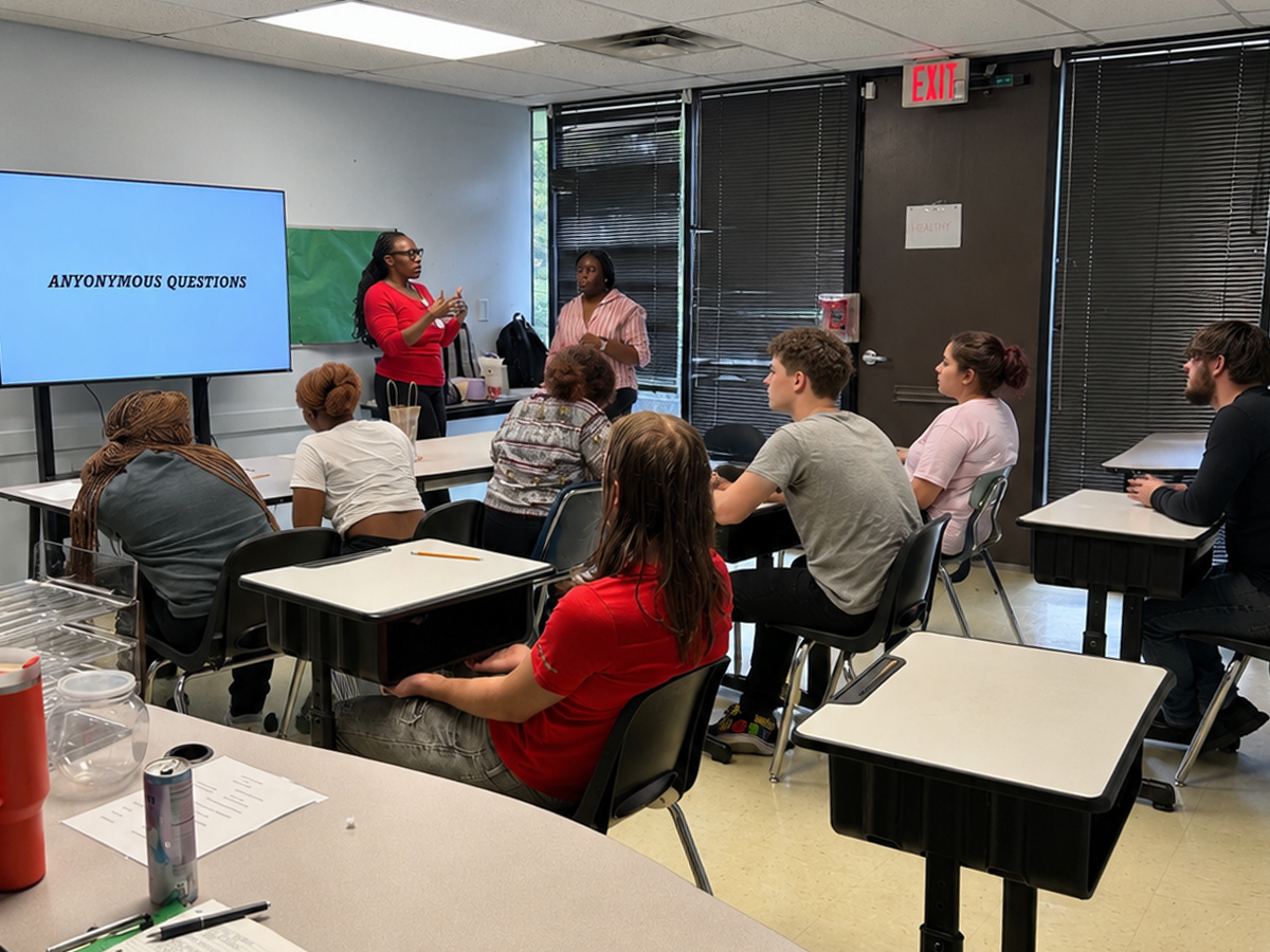 Los alumnos de la High Road School de Nashville participan en una sesión de educación sanitaria del programa ESY impartida por un ponente invitado.