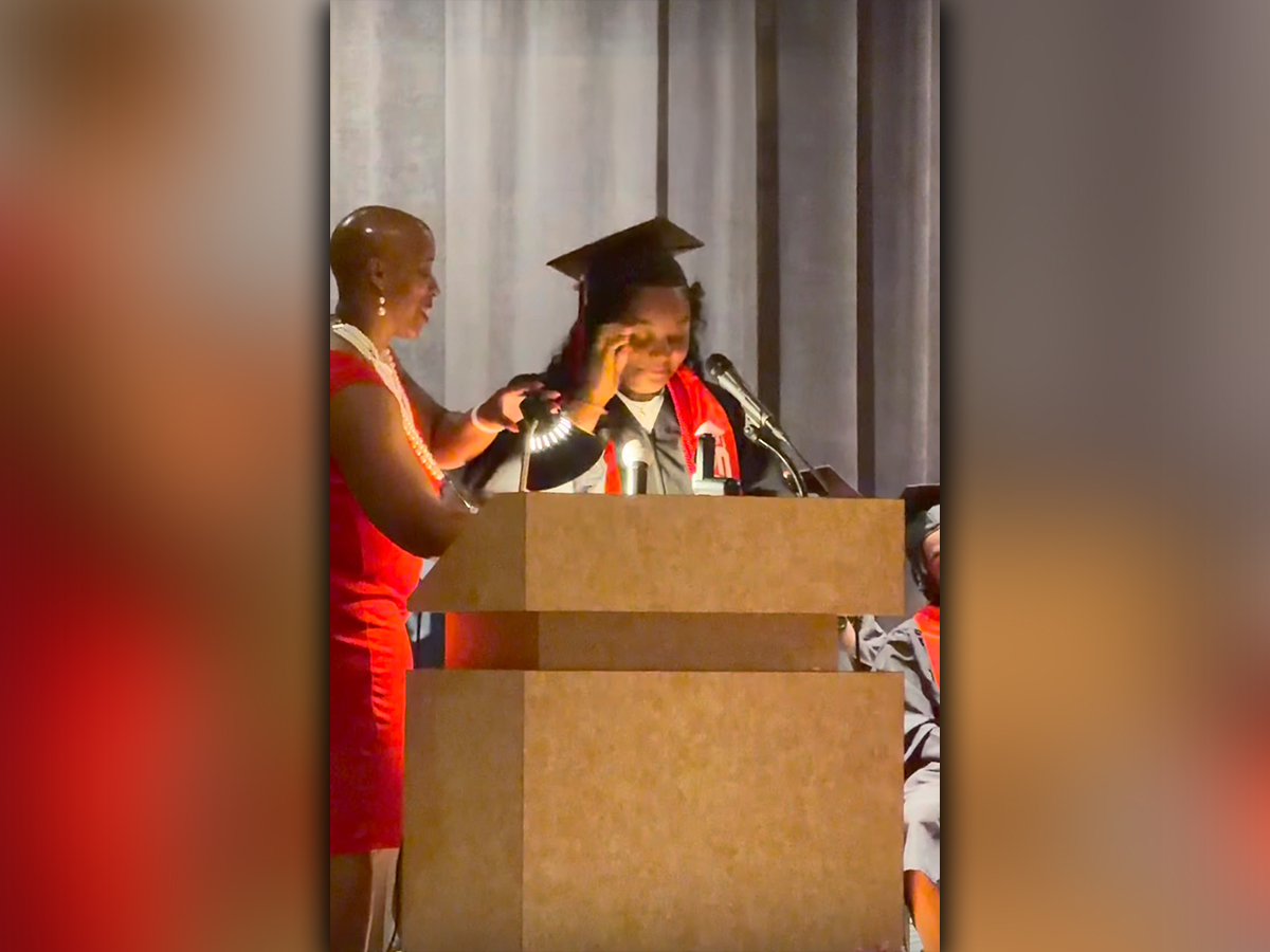Lashay R., antigua alumna de la Excel Middle Years Academy, pronuncia su discurso de graduación como mejor alumna de su promoción en el estrado durante la ceremonia de YESPhilly.