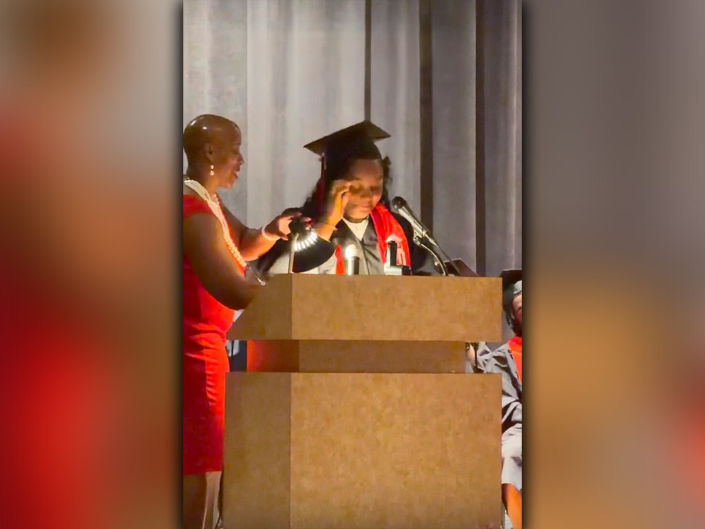 Lashay R., antigua alumna de la Excel Middle Years Academy, pronuncia su discurso de graduación como mejor alumna de su promoción en el estrado durante la ceremonia de YESPhilly.