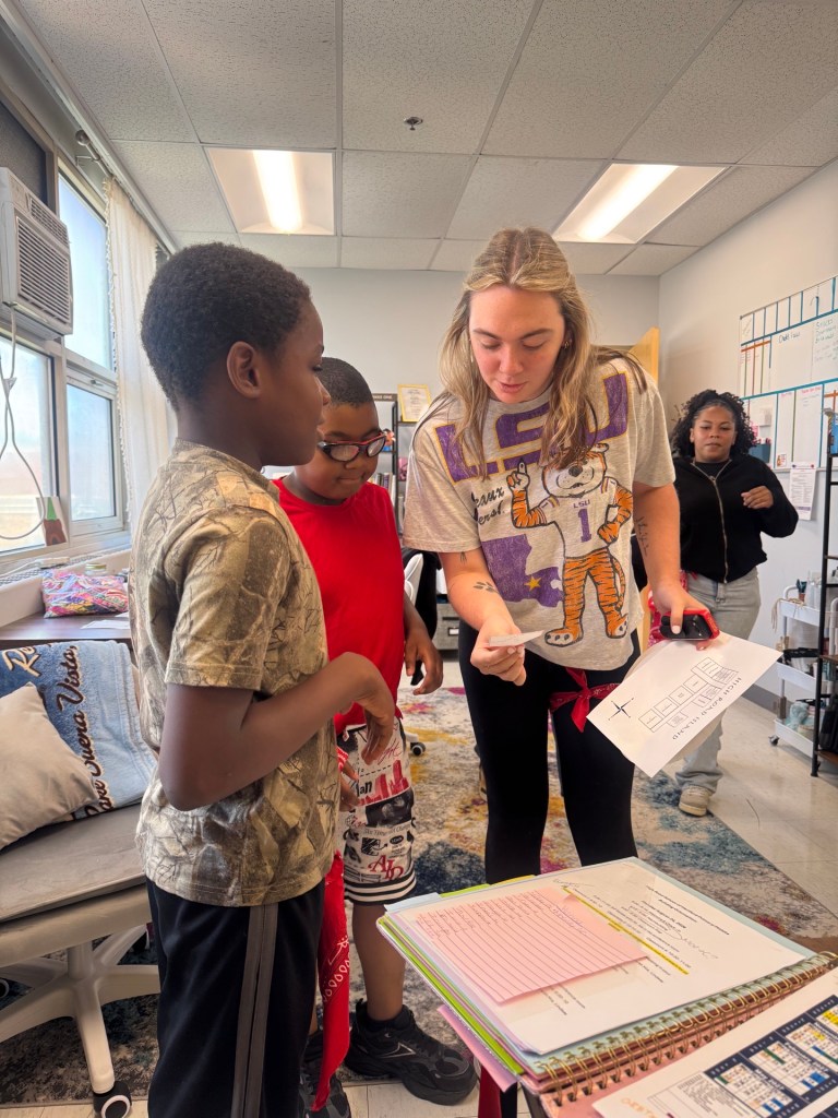Los alumnos de primaria de la High Road School de Hartford colaboran con el personal durante un reto por equipos de «Survivor» en el aula.