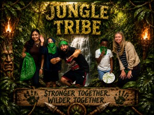 Los alumnos y el personal que representan a la tribu verde «Jungle Tribe» posan juntos tras completar los retos por equipos.
