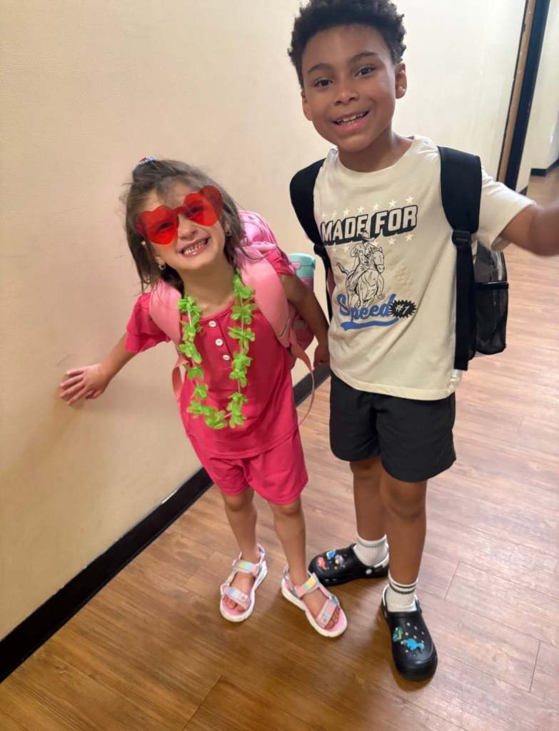 Dos alumnos sonrientes en el pasillo durante el programa de verano «Extended School Year» de The Graham Academy.