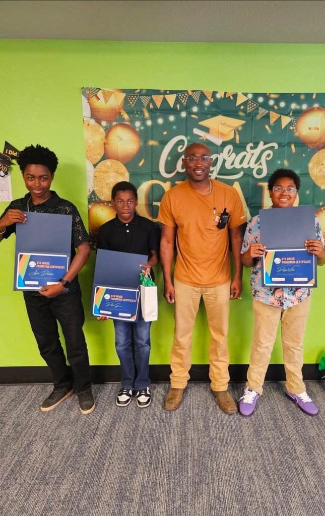 Los alumnos de la Sierra School del condado de Solano sostienen sus certificados de promoción durante una celebración de fin de curso.