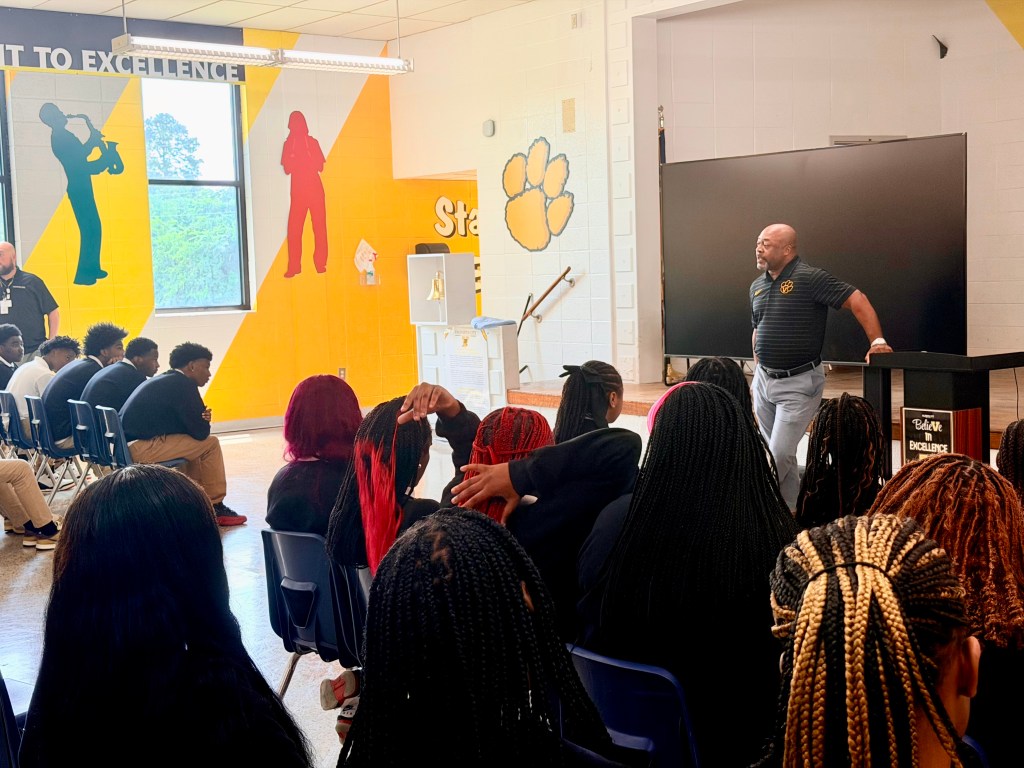 El Dr. Craig Lockhart, superintendente de las Escuelas de la Ciudad de Valdosta, habla con los alumnos de la Escuela de Excelencia de la Ciudad de Valdosta.