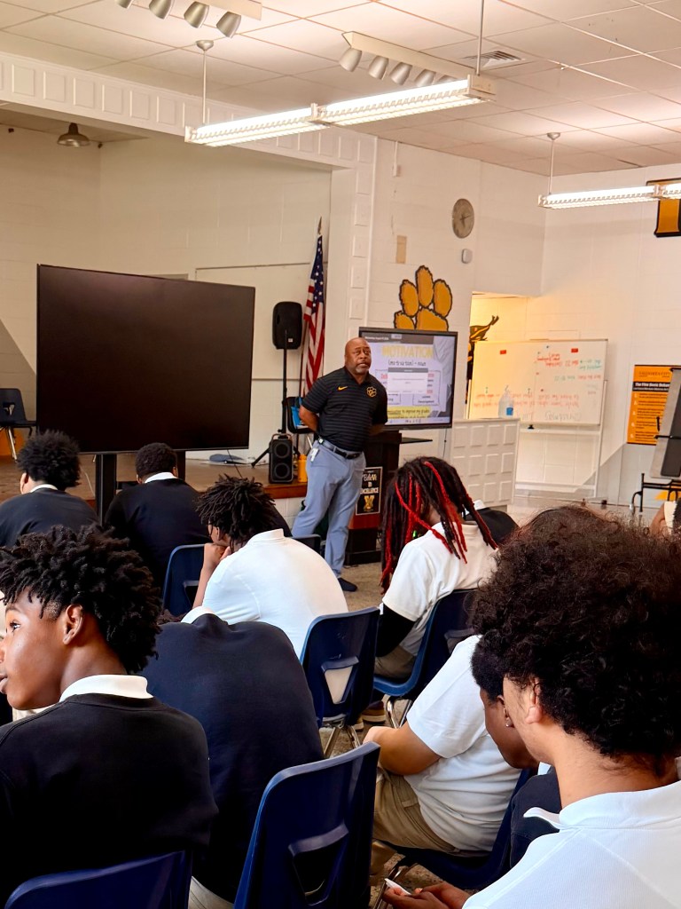 El Dr. Craig Lockhart se dirige a los alumnos y transmite un mensaje de perseverancia en la Escuela de Estudiantes Destacados de la ciudad de Valdosta.