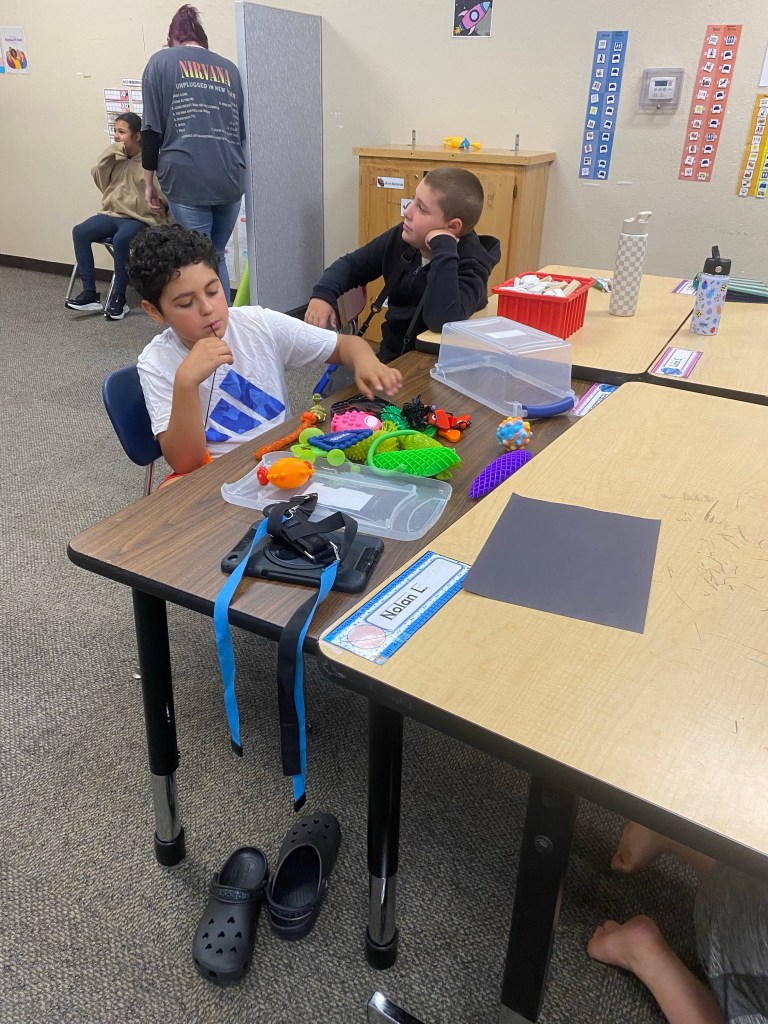 Los alumnos participan en actividades en el aula con materiales de aprendizaje sensorial en Lattice Educational Services.
