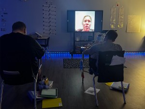 Los alumnos de la escuela High Road del condado de Marion ven en la pantalla del aula cómo un miembro de la comunidad comparte sus recuerdos del 11-S.