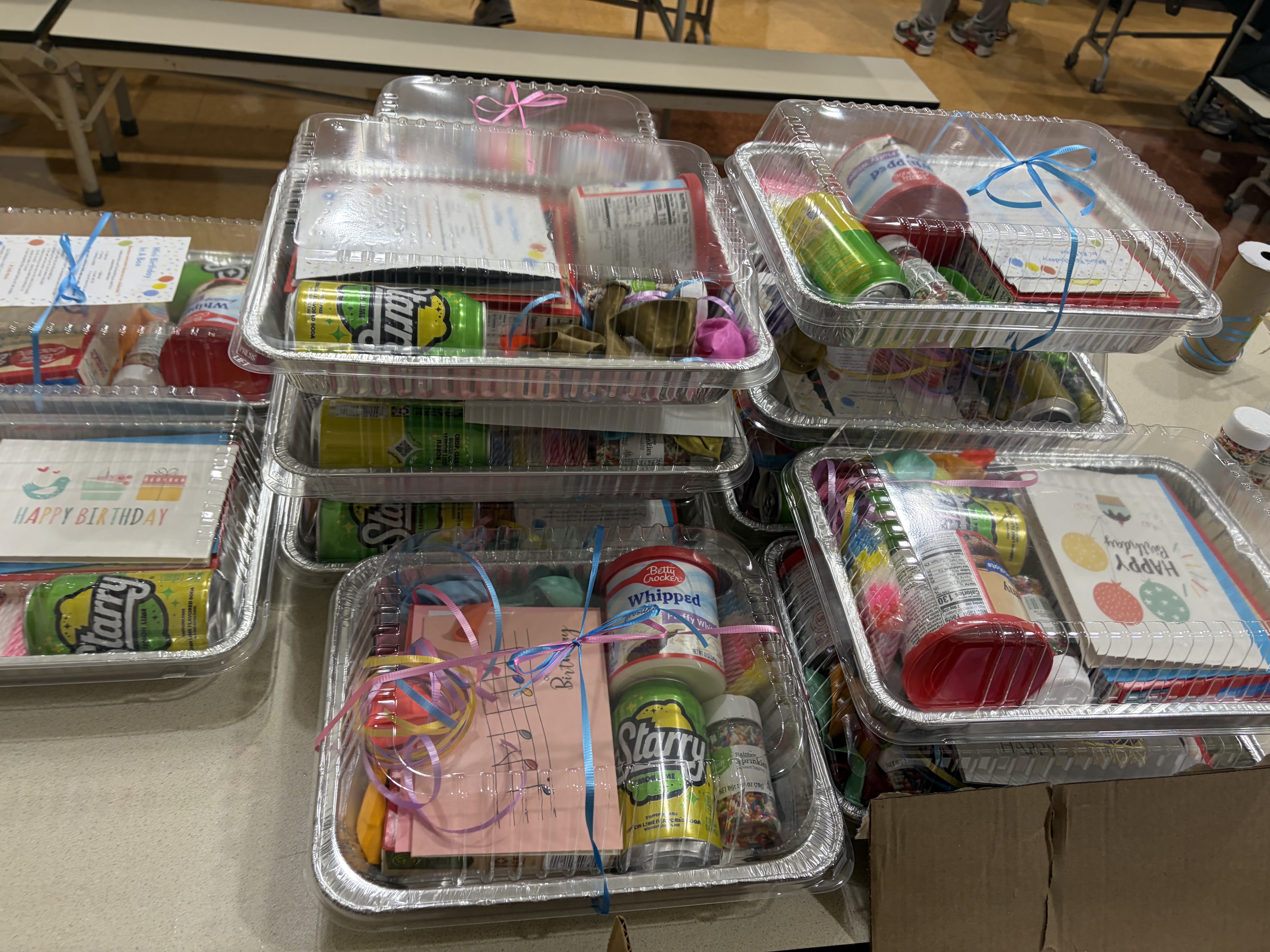 El personal de la escuela High Road de Hartford prepara los materiales para los kits «Birthday-in-a-Box» durante la sesión de orientación de vuelta al colegio.