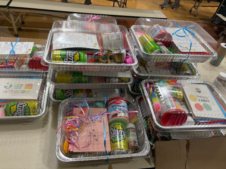 El personal de la escuela High Road de Hartford prepara los materiales para los kits «Birthday-in-a-Box» durante la sesión de orientación de vuelta al colegio.