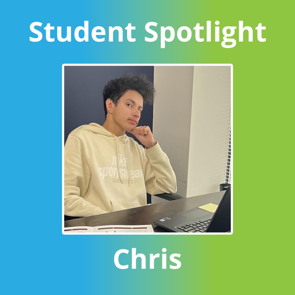 Chris RB, un estudiante de 11.º grado de la High Road Academy del condado de Howard, trabajando en una computadora portátil.