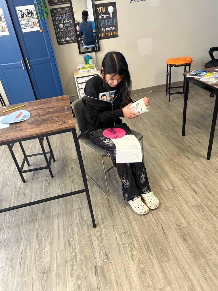 Un alumno de las escuelas High Road de Connecticut participa en una actividad creativa en el aula con motivo del Día Internacional del Punto.