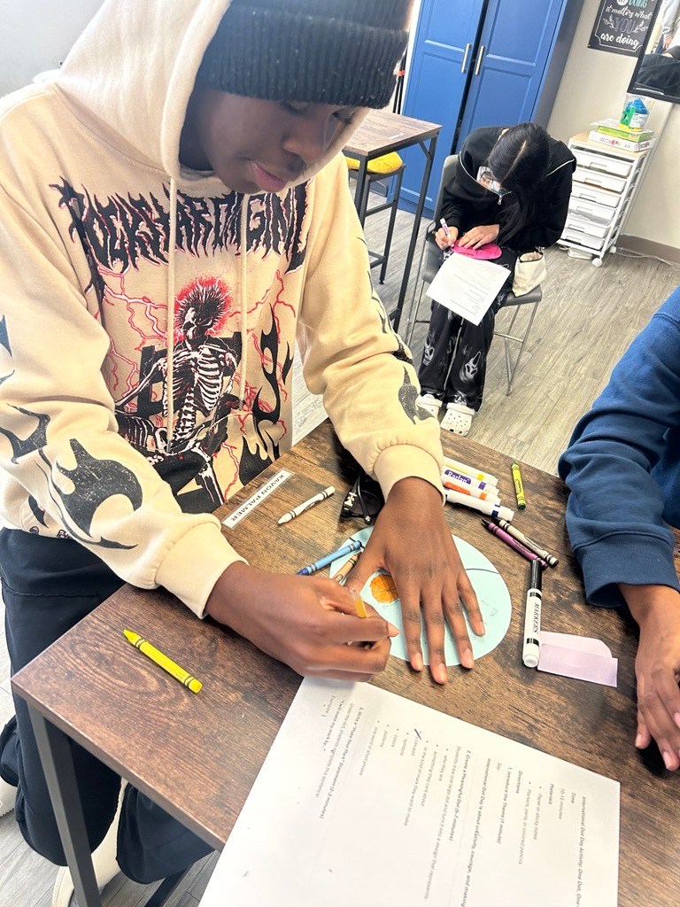 Los alumnos crean coloridas obras de arte inspiradas en los puntos con motivo del Día Internacional del Punto en las escuelas High Road de Connecticut.