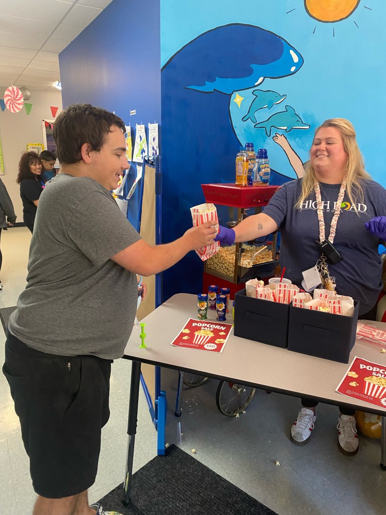 Un alumno recibe palomitas como parte de un programa de recompensas por comportamiento positivo de CASE