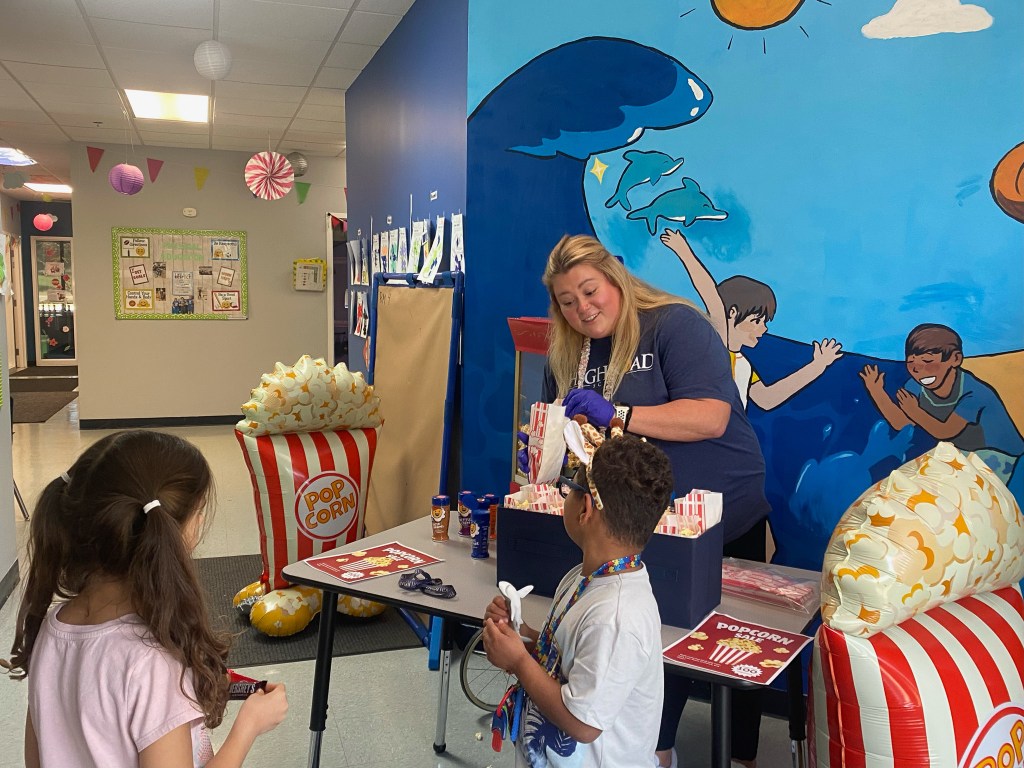 Alumnos que participan en una actividad de recompensa con palomitas en la escuela High Road de Hoffman Estates