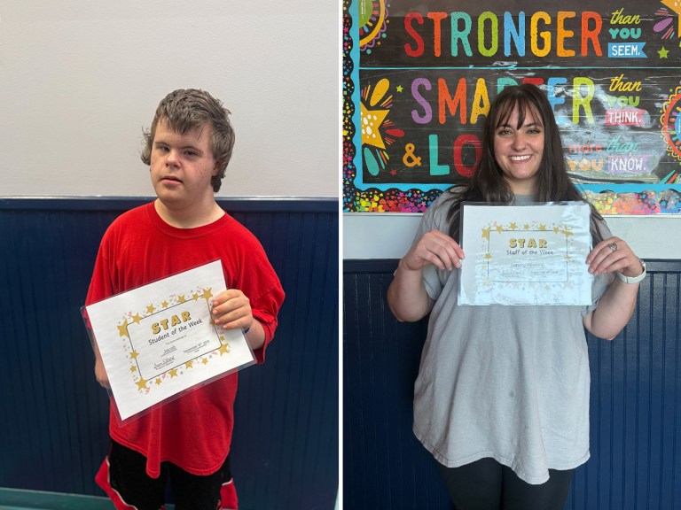 Jacob P. y Landry Howland sostienen sus certificados de «Alumno y Personal de la Semana» en la High Road School del condado de Boone.