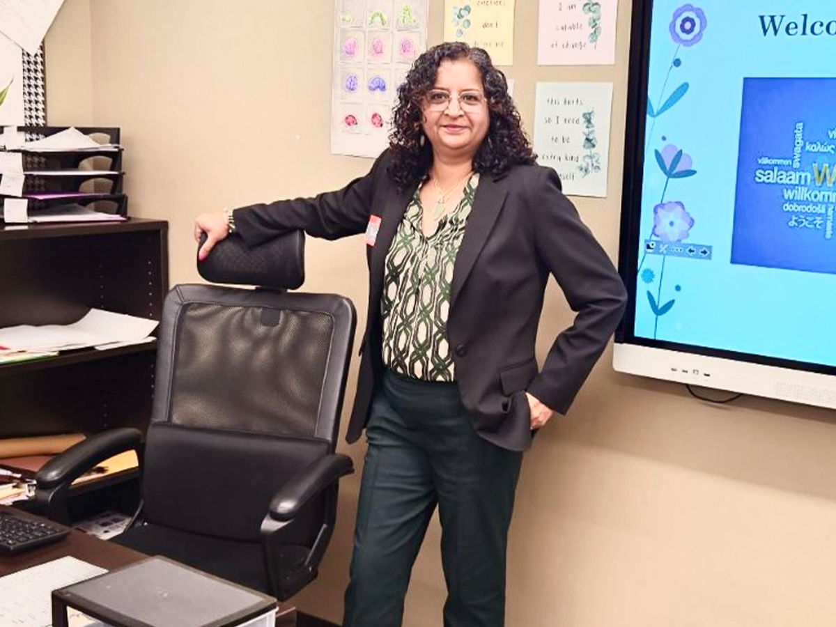 Sindhu Anantha, profesora de matemáticas de secundaria en la NewHope Academy, de pie en su aula.