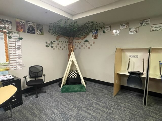 El aula decorada con temática de la selva de la Sierra School of Solano, preparada para la Noche de Bienvenida al Curso