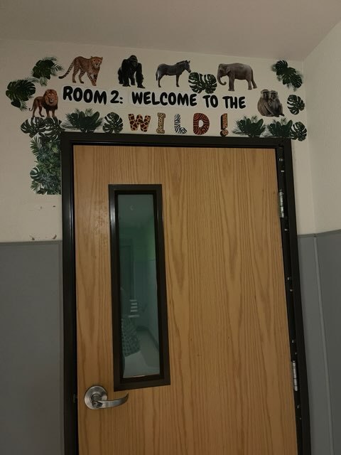 Entrada al aula con temática de la selva en la Sierra School of Solano