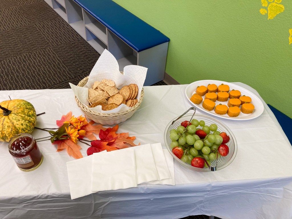 Se han preparado aperitivos y decoraciones otoñales para los colaboradores del distrito