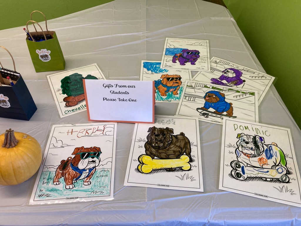 Exposición de obras de arte de los alumnos para los colaboradores del distrito en la Sierra School del condado de Sonoma