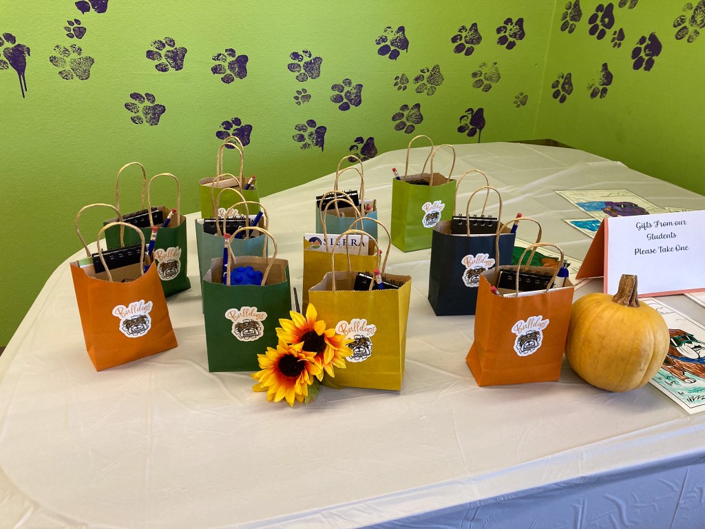 Bolsas de regalo preparadas para los colaboradores del distrito en la Sierra School del condado de Sonoma