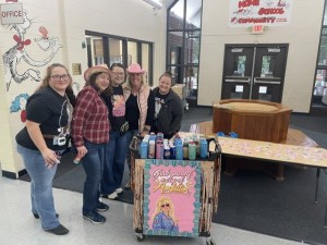 El personal se reúne en torno a la cafetería «Cup of Ambition» durante el «Dolly Day» en el Northwest Center for Autism de la High Road School