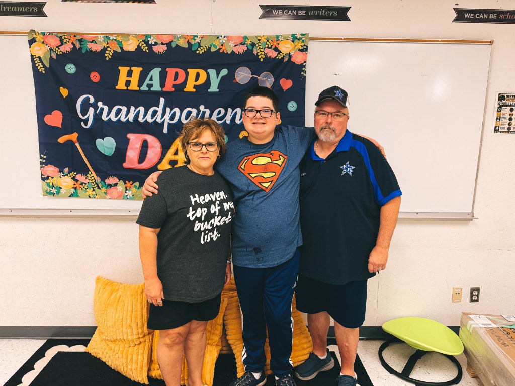Un alumno de la Escuela Sierra de Krum posa con sus familiares durante el desayuno de los abuelos.