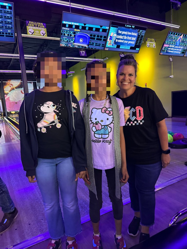 Becky King con los alumnos durante una excursión escolar