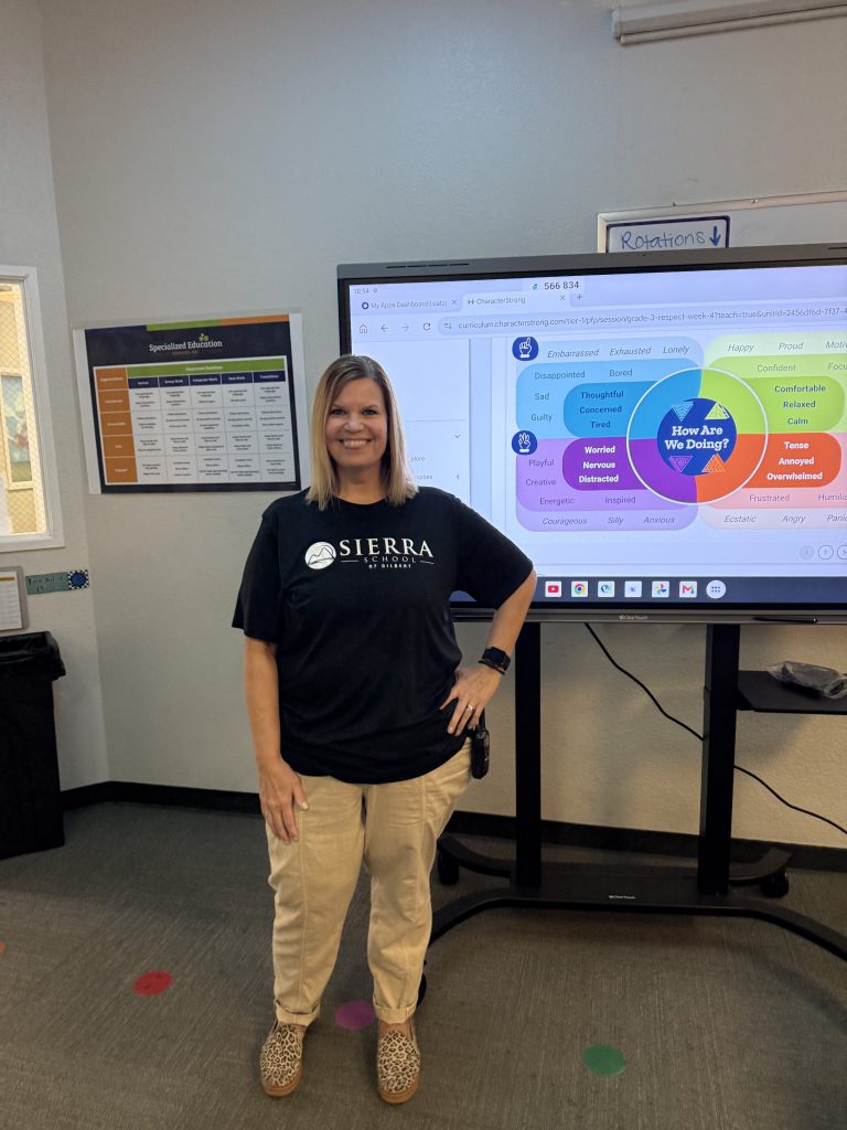Becky King en un aula de la Sierra School de Gilbert