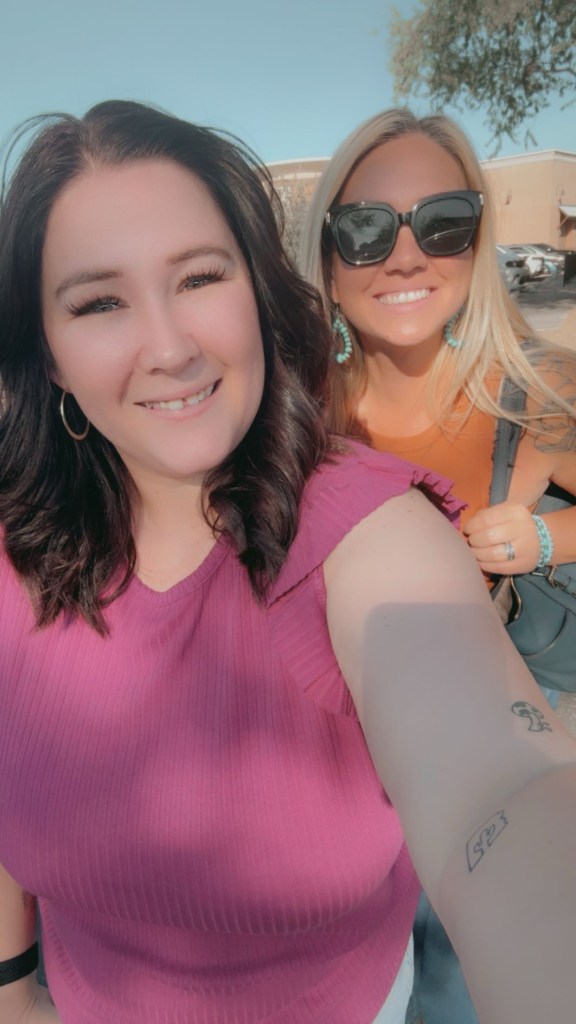 Danielle Simpson con una compañera frente a la Sierra School de Scottsdale