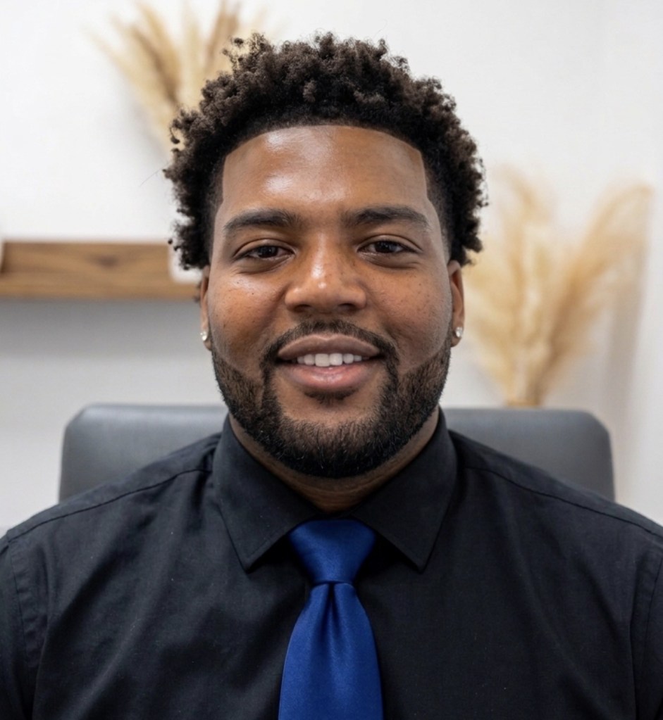 DeLonté Murray, director adjunto de asuntos académicos de la Sierra School of Gateway