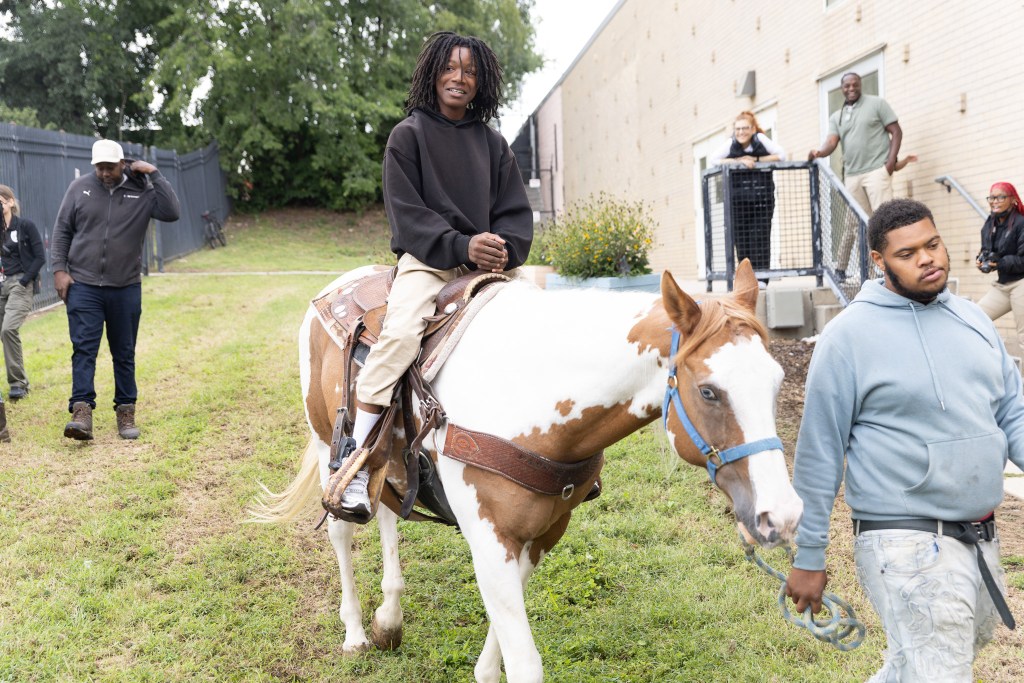 Un alumno de Achieve Academy East montando a caballo durante una actividad práctica con los Concrete Cowboys de Filadelfia.
