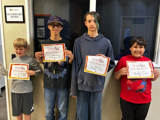 Cuatro alumnos de la Sierra School de Gilbert posan orgullosos con los premios «Character Strong Responsibility».