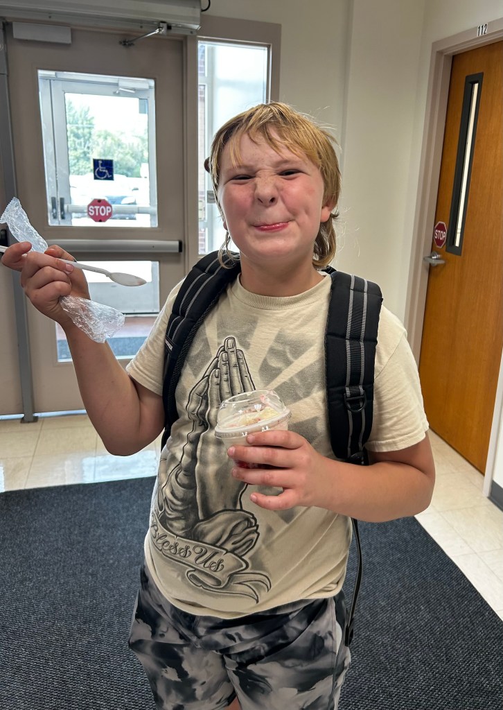 Un alumno de la High Road School del condado de Cole disfruta de un postre de Sonic tras haber alcanzado los objetivos de la clase.