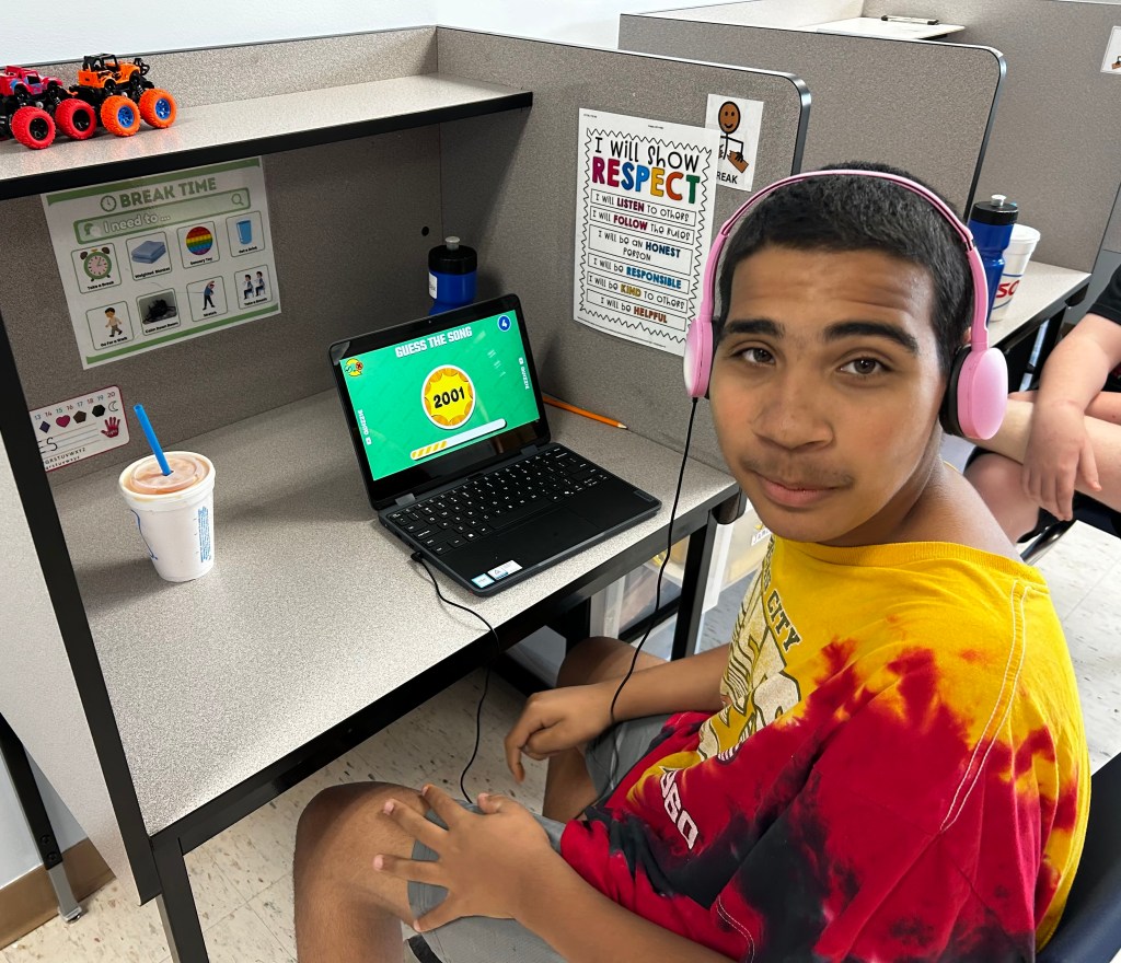 Un alumno de la High Road School del condado de Cole con una bebida de Sonic durante la celebración de incentivos del centro.