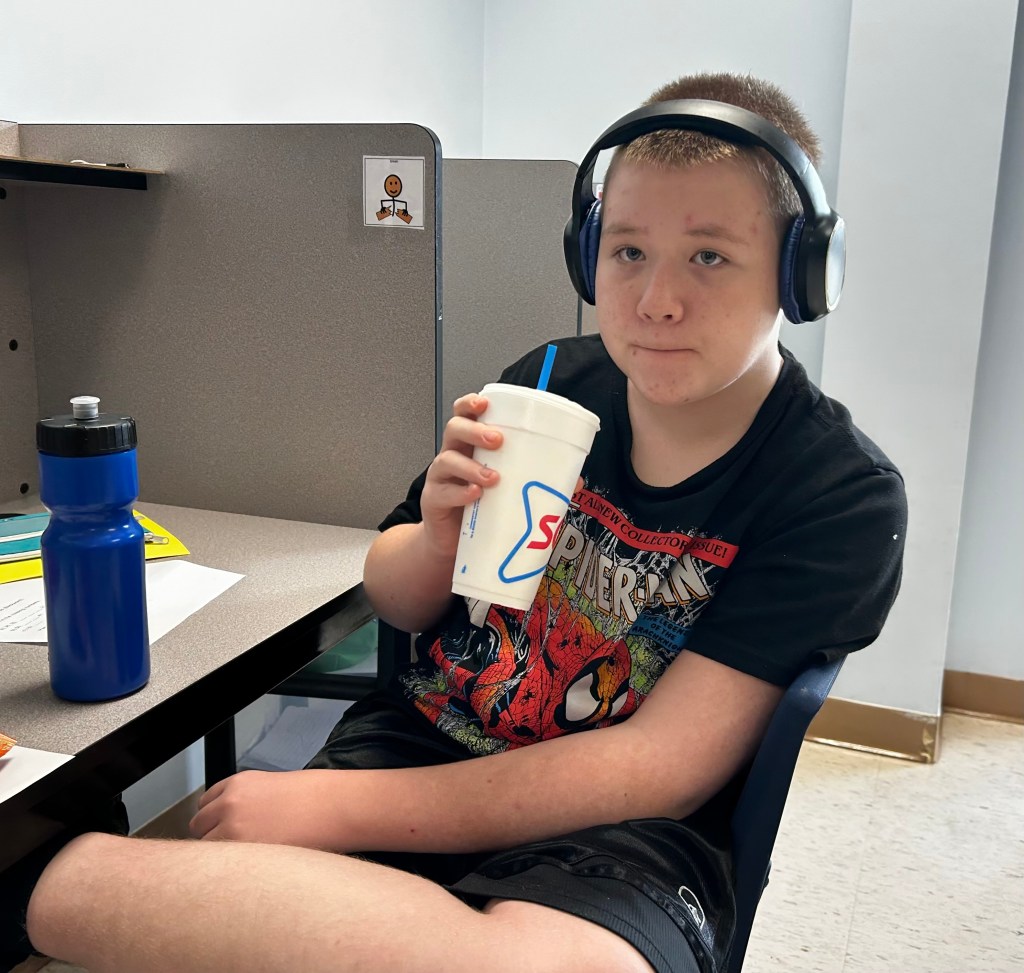 Un alumno de la High Road School del condado de Cole disfruta de una bebida de Sonic tras haber recibido una recompensa en clase.