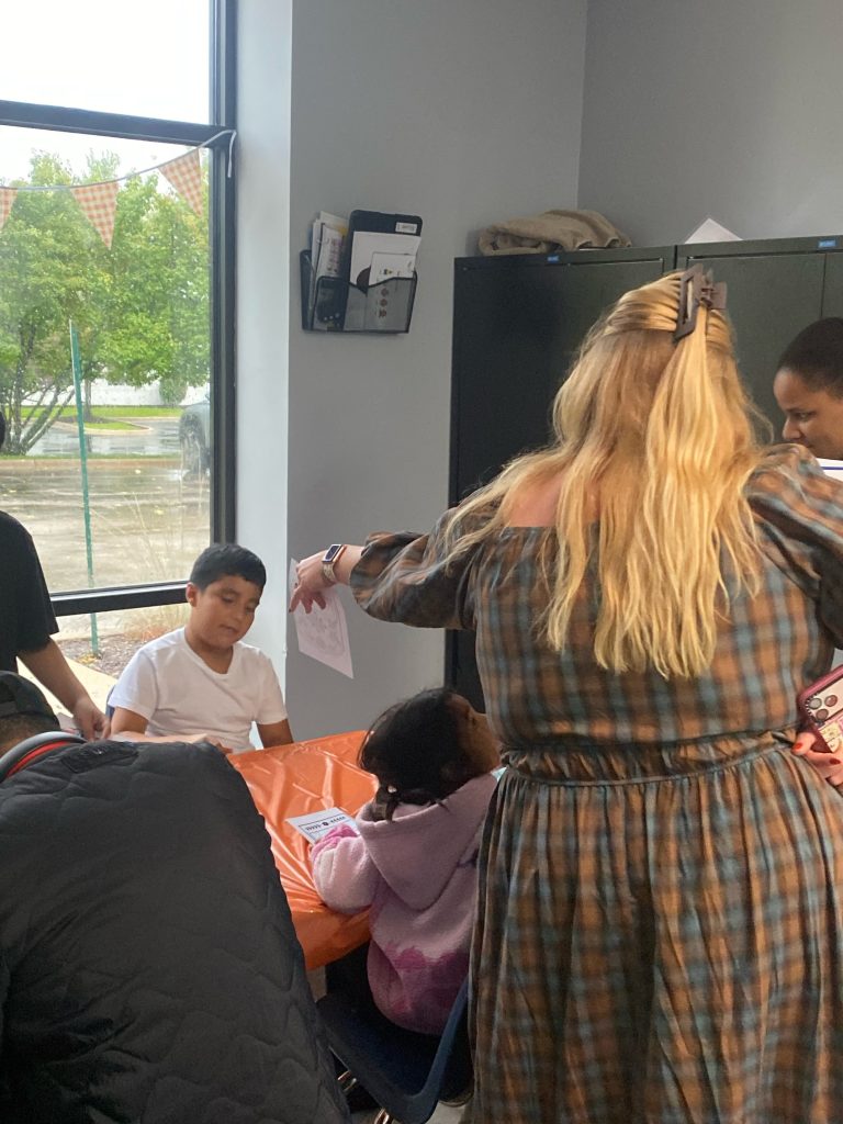 Las familias participan en actividades prácticas durante la jornada de puertas abiertas de Hoffman Estates.