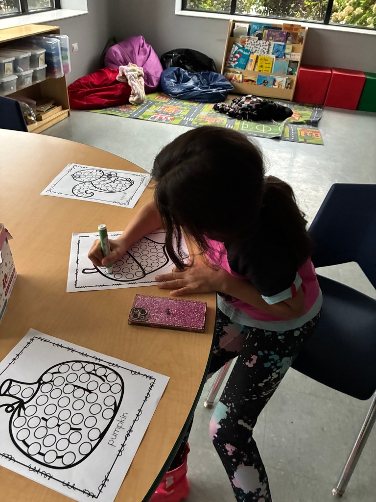 Un alumno realiza una actividad en el aula inspirada en el otoño durante la jornada de puertas abiertas de Hoffman Estates.