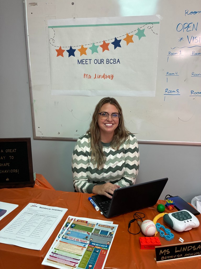 La Sra. Lindsay da la bienvenida a las familias en un puesto informativo durante la jornada de puertas abiertas de Hoffman Estates.
