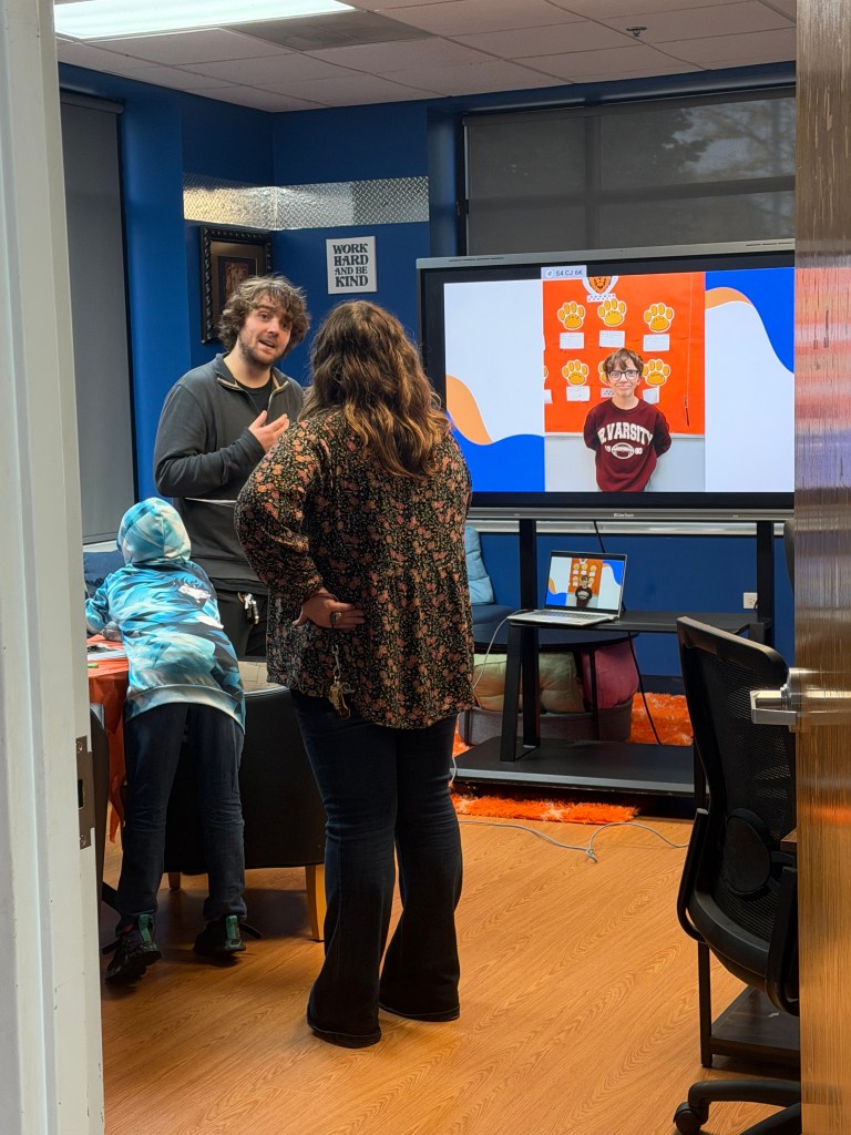 1. El personal y las familias repasan los logros de los alumnos durante la jornada de puertas abiertas de la High Road School de Hoffman Estates.