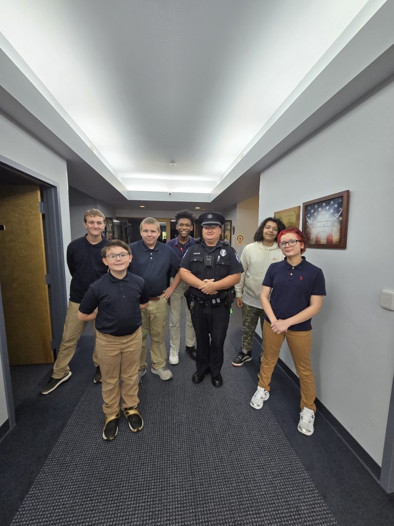 Los alumnos de la High Road School de York posan junto a un agente de la Policía Regional del condado de York durante las actividades conmemorativas del 11-S.