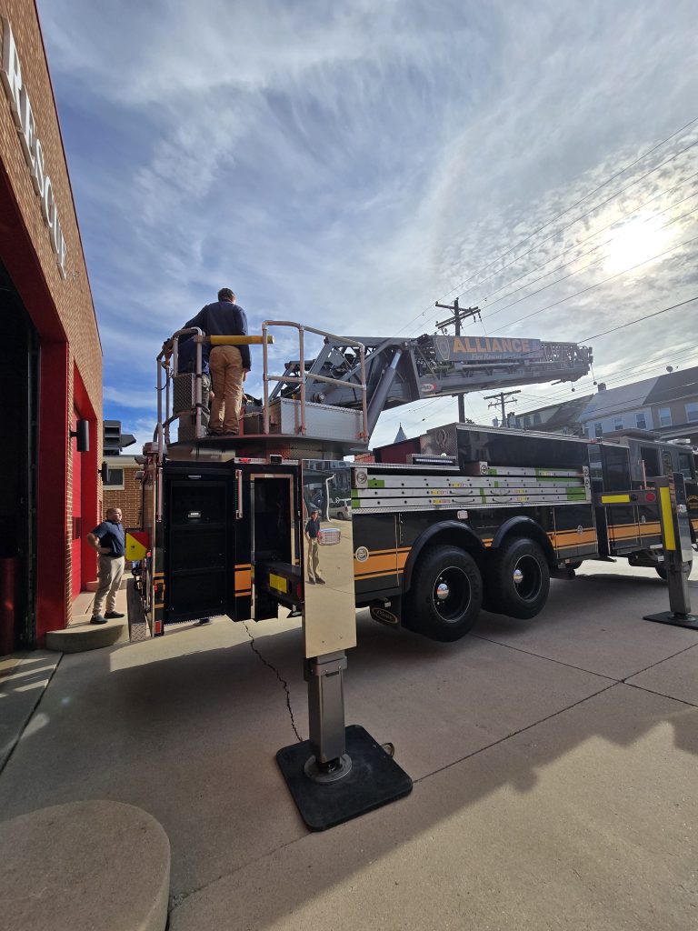 Un alumno de la High Road School de York aprende a manejar los mandos de un camión con escalera de Alliance Fire Rescue.