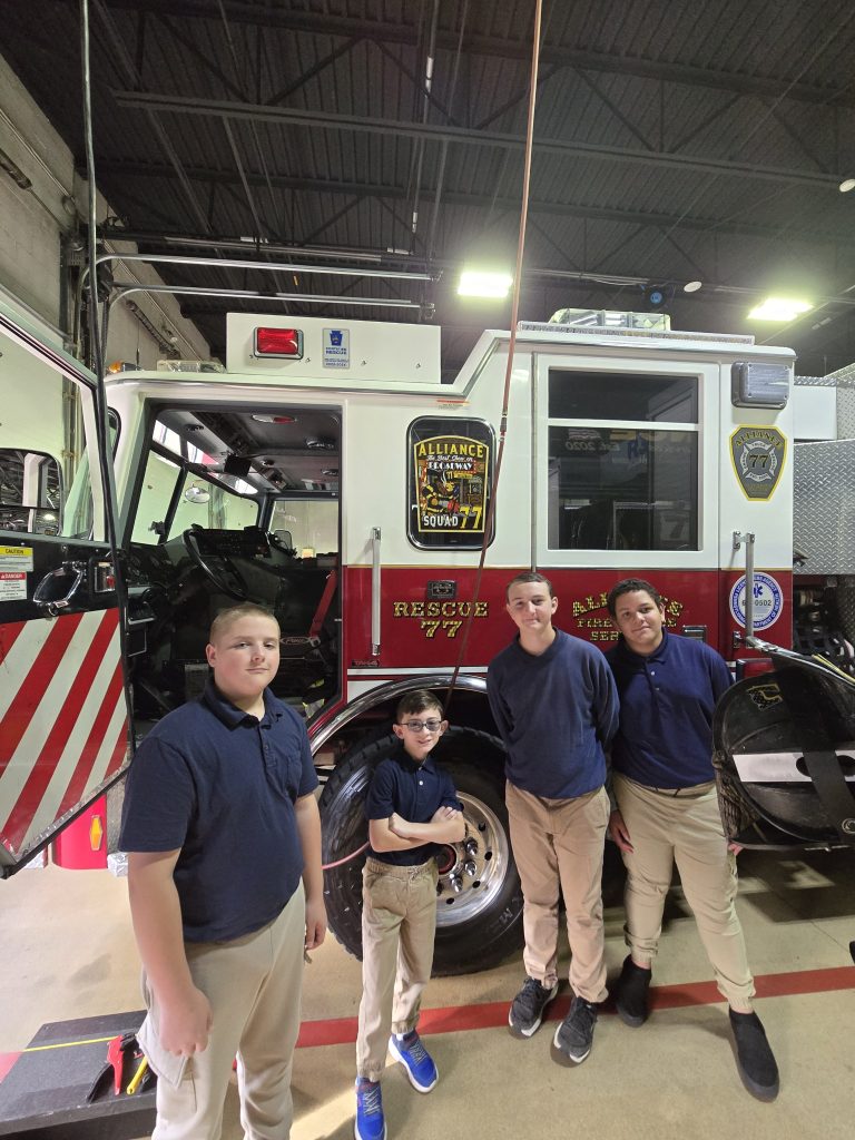 Los alumnos de la High Road School de York posan junto a un camión de Alliance Fire Rescue durante su visita a la comunidad.