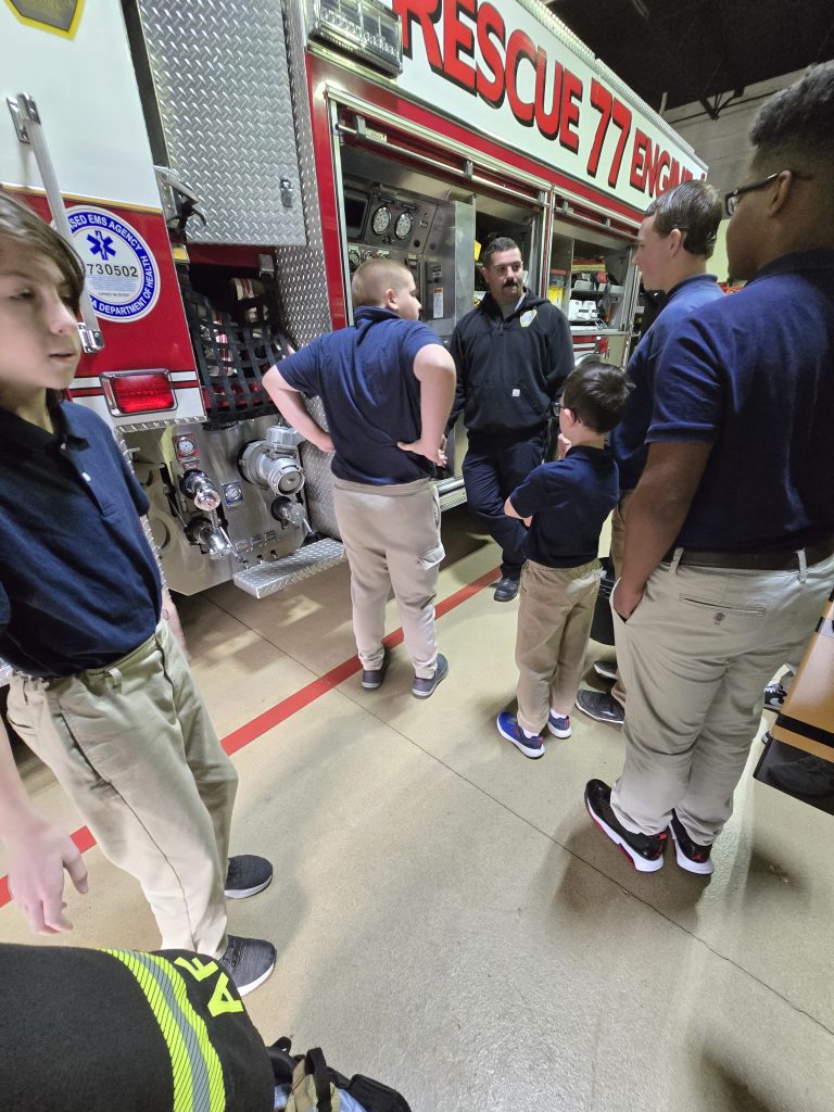 Un bombero habla con los alumnos de la escuela High Road de York sobre el equipo de rescate en caso de incendio.