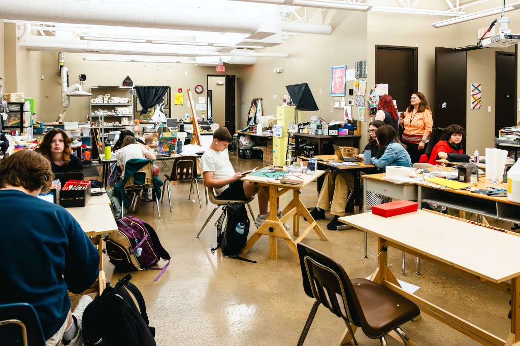Los alumnos trabajan de forma independiente y en pequeños grupos en el aula de arte de la NewHope Academy.