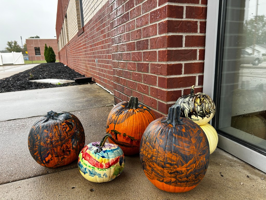 1. Las calabazas pintadas por los alumnos se exponen en el exterior de la escuela High Road del condado de Cole.