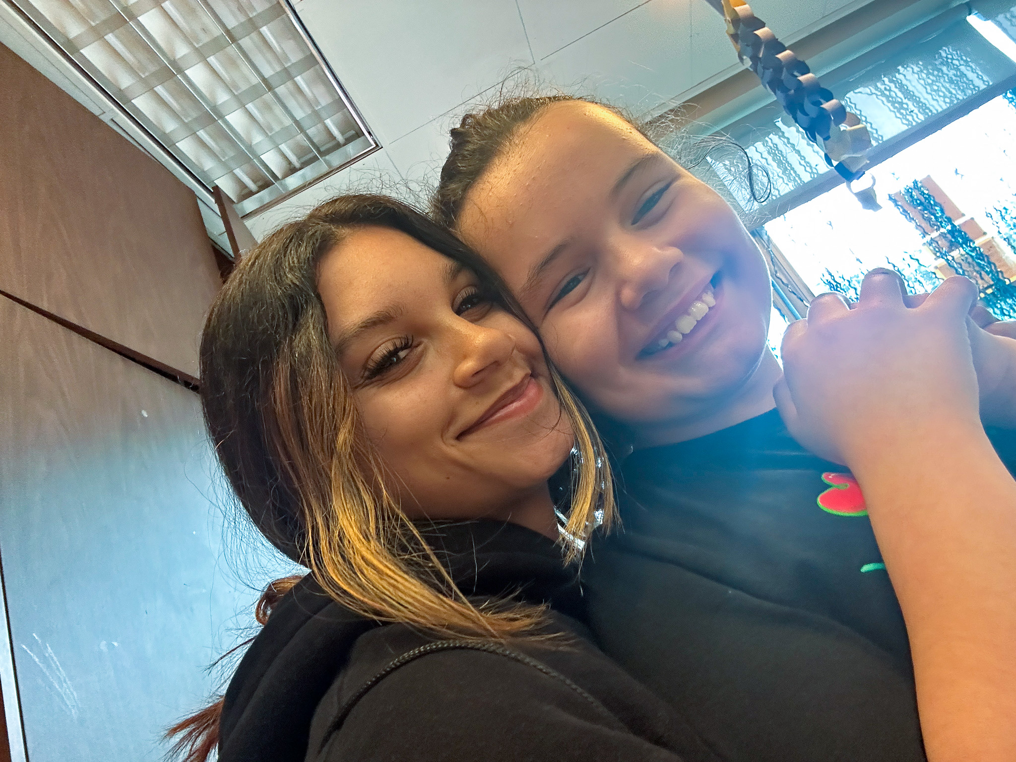 Shakya Aurelus, de la Graham Academy, posa para una divertida selfie con un alumno