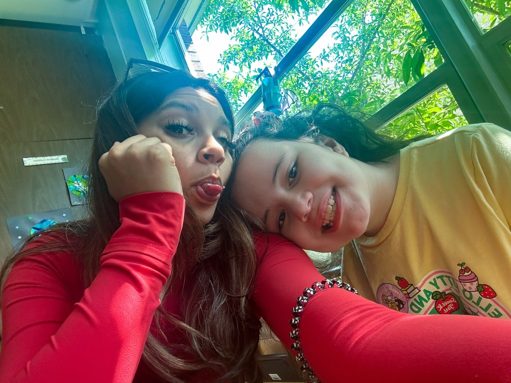 Shakya Aurelus, de la Graham Academy, posa para una divertida selfie con un alumno junto a la ventana de un aula.
