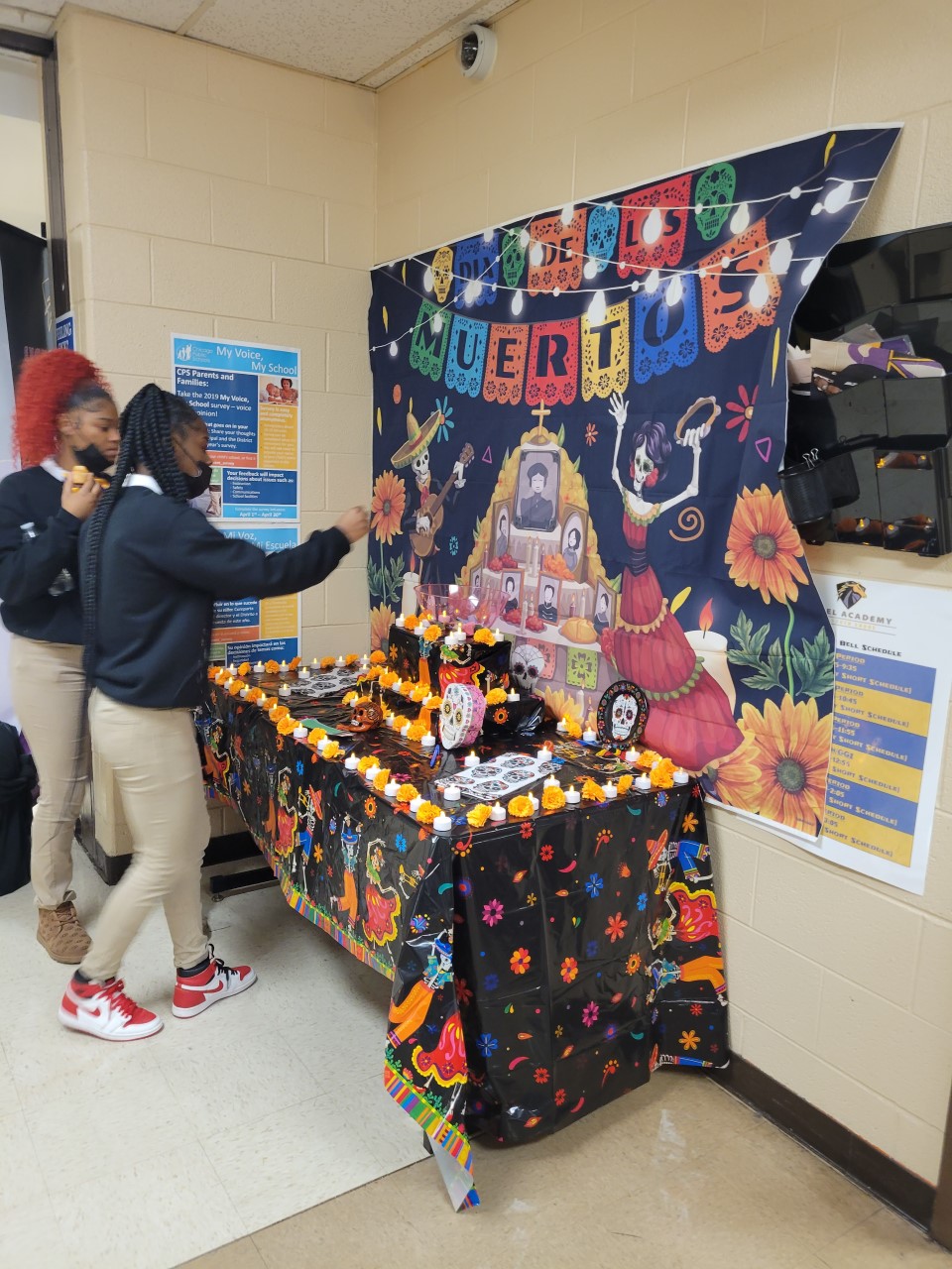 Ofrenda created by students and staff - Photo 1